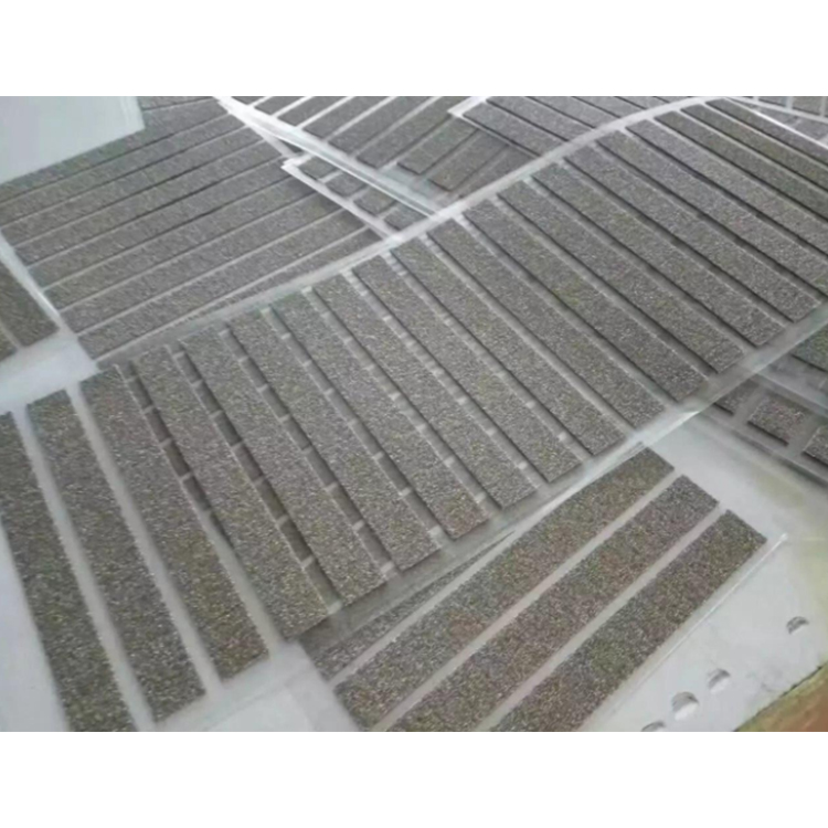 双色涂覆导电橡胶条是一种新型的橡胶密封材料，常用于制造高可靠性、高密封性的电子设备零部件