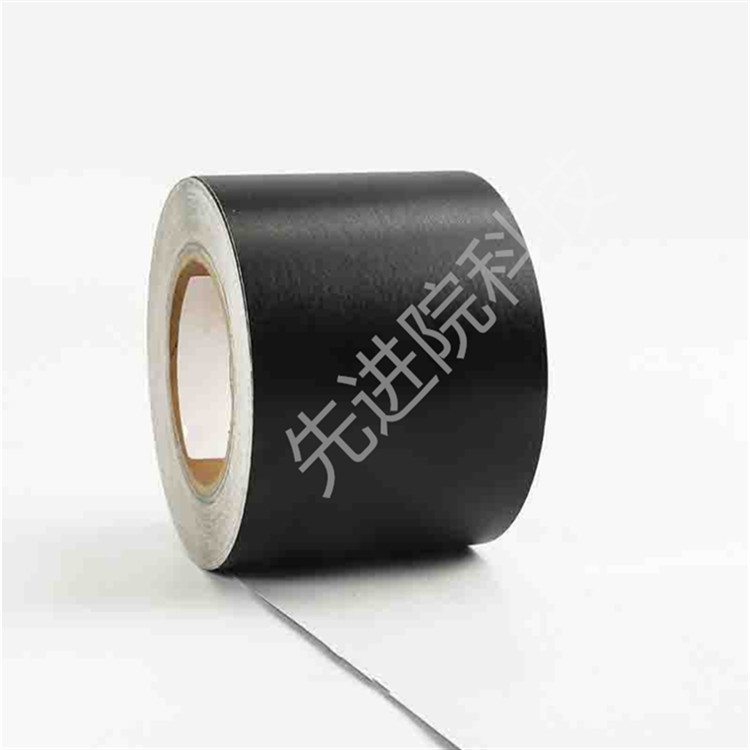 电子黑板膜主要由外部透明PET材料（聚酯薄膜）、传导层、感应层及控制层等构成