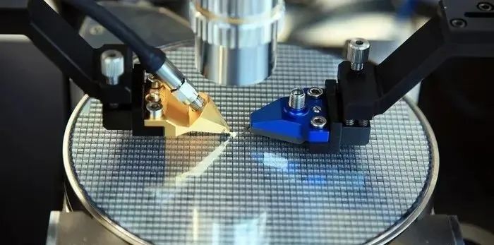 网络隔离传导干扰器是一种新型的电子设备，它具有隔离和传导干扰的功能，可以有效地屏蔽电磁干扰和电磁波